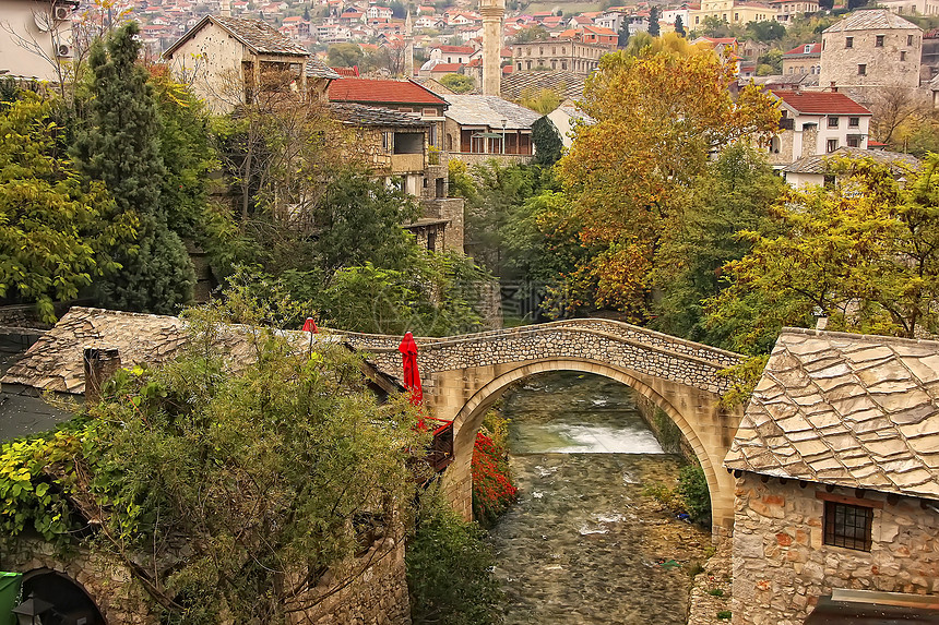 架桥 波斯尼亚和黑塞哥维那莫斯塔尔州莫斯塔尔城市假期建筑学遗产地标景观游客旅游溪流图片
