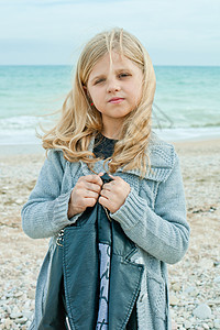 秋天海滩上的女孩天气女儿石头海岸假期衬裙金发女性海浪海洋图片