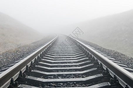 迷雾中的铁路图片