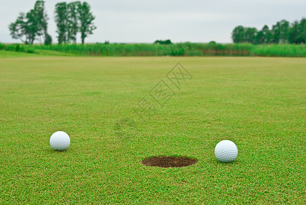 高尔夫球白色推杆课程绿色休闲概念游戏宏观蓝色场地图片