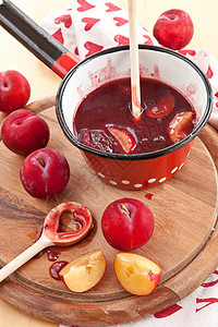 土制梅子酱勺子搅拌李子砧板果味红色乡村食谱海绵水果图片