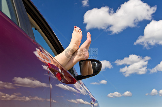女人腿从车窗上伸出来女士天空蓝色窗户女性图片