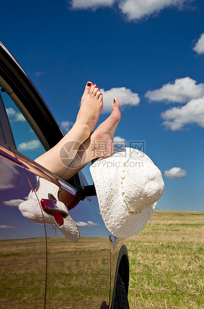 女人腿从车窗上伸出来白色女士帽子草地旅行休息窗户职业图片