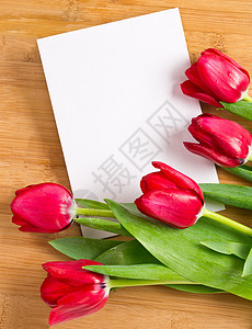 春季问候卡片郁金香红色问候语桌子展示礼物木头图片