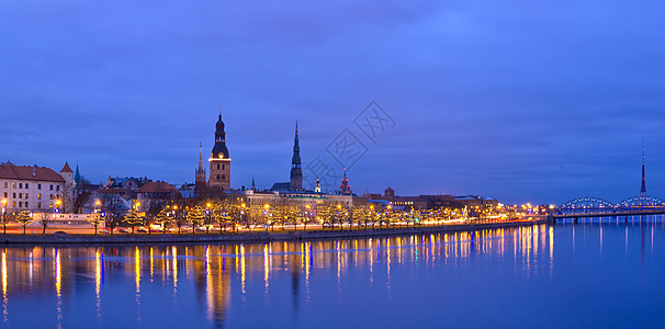 拉脱维亚里加老城的圣诞河边景图片