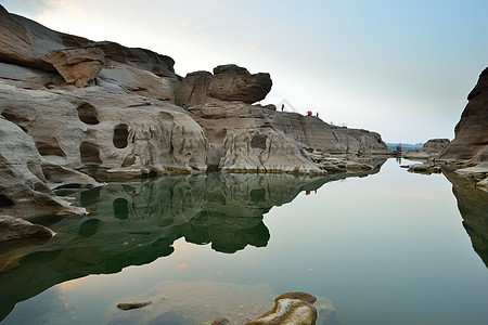 三千挥手裂缝砂岩岩石反射日落旅游旅行场景墙纸地形图片