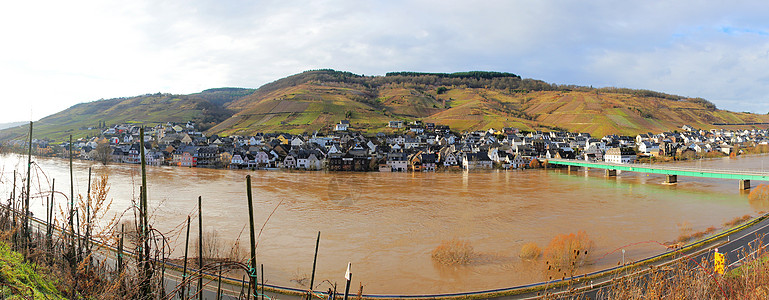 摩塞尔河上的雷勒的洪水全景图片