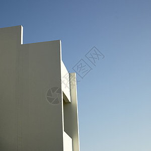 白墙和蓝天空色调楼梯蓝色大厦边缘建筑耐用性脚步水泥天空图片