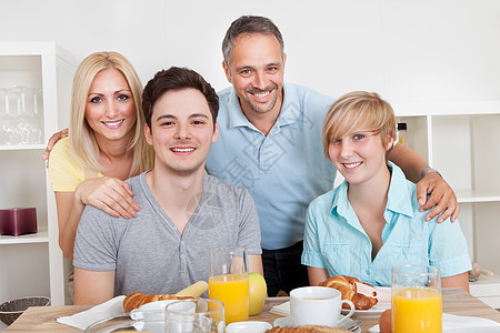 家庭快乐享受早餐吃早餐女儿饮食桌子姐姐男人咖啡吃饭餐饮父亲女士图片