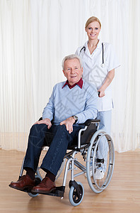 帮助残疾病人的助残医师女士老年男人女性疾病照顾者事故护士座位运输图片