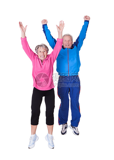 喜悦中老年夫妇跳跃的肖像微笑幸福夫妻祖母乐趣妻子丈夫希望健身房工作图片