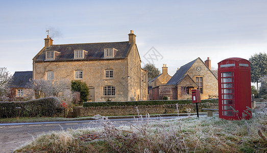 冬季Cotswold村红色石头邮箱边缘村庄小屋英语农村乡村电话亭图片