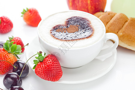 卡布奇诺咖啡杯 以红心 樱桃 香肠和水果甲板面包早餐羊角盘子食物杯子咖啡小吃图片