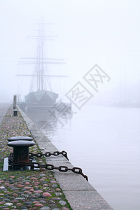 雾船上航海桅杆阴霾帆船河岸锚地码头血管图片