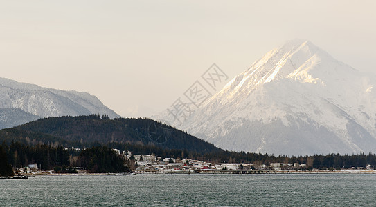 阿拉斯加的雪覆盖山风景日落岩石仙境天空地球旅行树木国家荒野图片