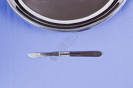 外科手术刀和餐盘图片