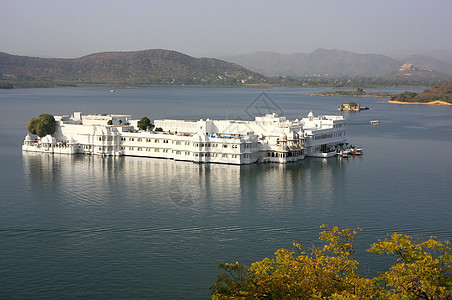 印度乌代布尔Jagniwas岛 贾格尼瓦斯湖宫建筑锯齿景观城市酒店纪念碑蓝色奢华天空地标图片