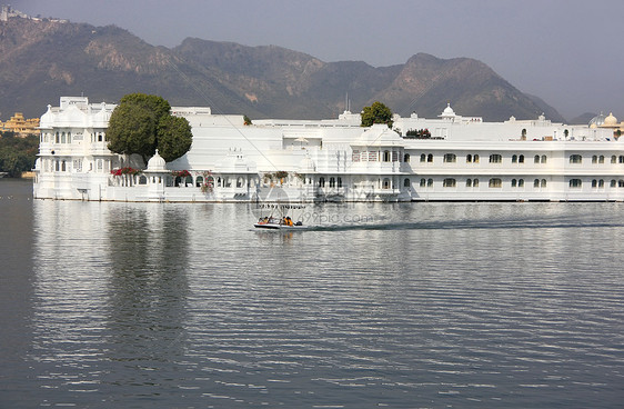 印度乌代布尔Jagniwas岛 贾格尼瓦斯湖宫天空建筑建筑学酒店奢华文化蓝色纪念碑旅行城市图片