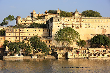 印度拉贾斯坦邦Udaipur市城宫建筑群景观孔雀文化建筑学地标正方形历史纪念碑黄色城市图片