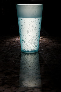 杯子看起来好像从里面发光图片