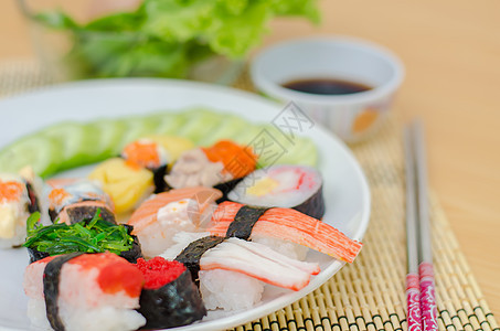 特写寿司美味美食饮食蔬菜紧缩异国胡椒盘子螃蟹鱼片图片