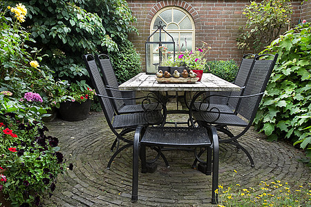 在花园里用铁制成的桌椅和椅子图片