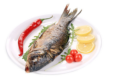 白盘上的炸鱼炙烤用餐午餐胡椒营养柠檬海鲜辣椒蔬菜油炸图片