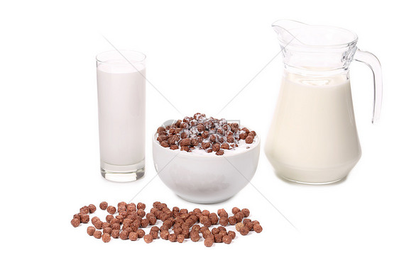碗中的谷物和牛奶中的玻璃面包图片