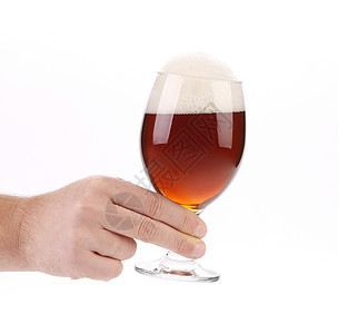 把啤酒杯放在手边液体酒吧酿造玻璃啤酒金子酒精饮料琥珀色庆典图片