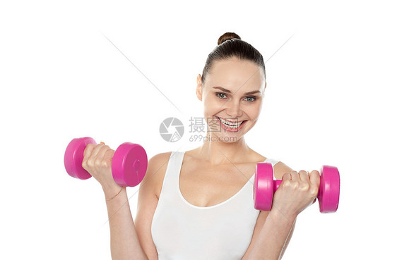 快乐的健身女举起哑铃饮食精力女士健身房讲师运动女性微笑身体重量图片
