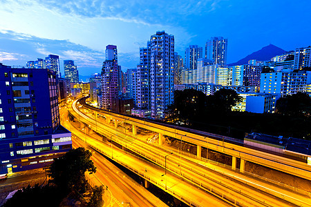 夜间现代城市交通运输时间高峰市中心摩天大楼建筑学景观商业公共汽车中心图片