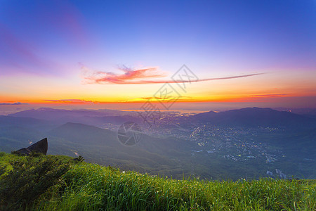 山区多姿多彩的夏季风景射线戏剧性旅行天空阳光晴天山脉金子天气橙子图片