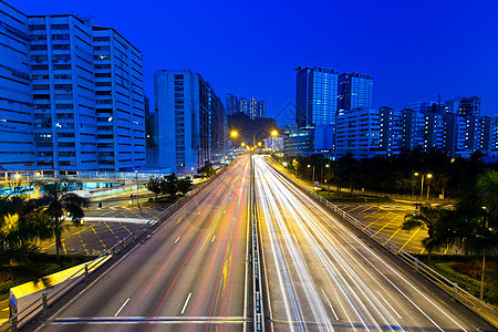 夜间在高速公路上行驶汽车图片