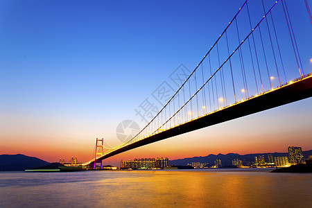 日落时连接城市的现代桥梁图片
