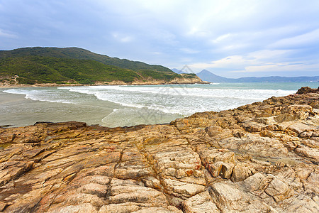 位于岩石海岸的美丽的海岸线图片