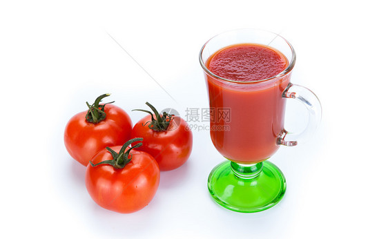 白色背景的红番茄和一杯番茄汁红色玻璃静物沙拉酱水样蔬菜食物厨房图片