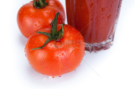 白色背景的红番茄和一杯番茄汁红色厨房蔬菜玻璃沙拉酱水样静物食物图片