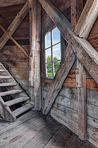 一座带有楼梯的废弃木制房屋的内部内部图片