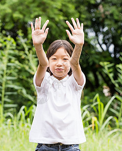 亚洲青年女孩乐趣黑发叶子女性女士热带青少年志愿者树干森林图片