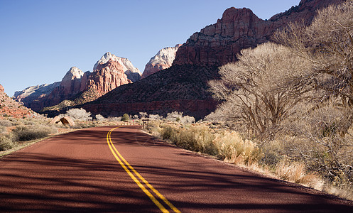 日出高山公路布丁锡安国家公园沙漠爬坡编队橙子砂岩公路蓝天红色国家驾驶运输图片
