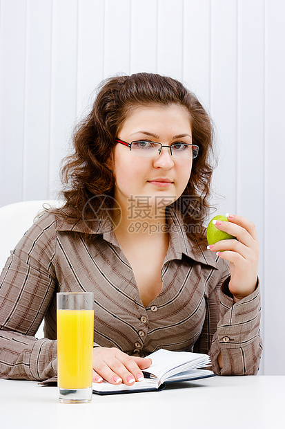 在职青年妇女食物商业女士桌子小吃工人水果人士秘书女性图片