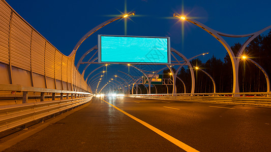 晚上高速公路上空空的大广告牌图片