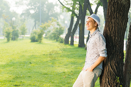 一位年轻人的肖像孤独精力男人衬衫成人休息哲学学生叶子快乐图片