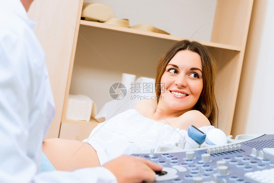 接受医生诊治的怀孕妇女婴儿医师扫描腹部测量女士咨询微笑考试病人图片
