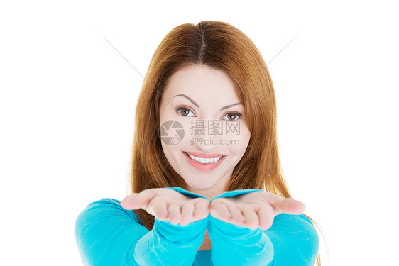 快乐 兴奋的女士展示复制空间棕榈白色手势微笑产品喜悦蓝色手指黑发手臂图片