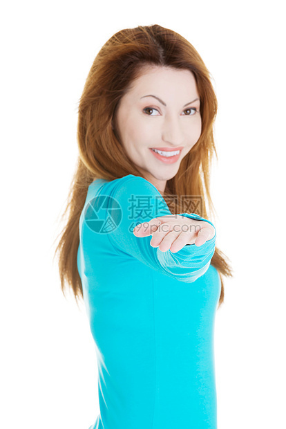快乐 兴奋的女士展示复制空间手势黑发手指蓝色棕榈微笑商业白色产品手臂图片