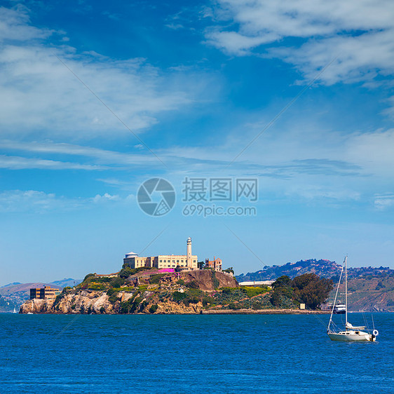 旧金山湾加利福尼亚州Alcatraz岛监狱建筑学景点博物馆海岸灯塔旅行建筑岩石天空帆船图片