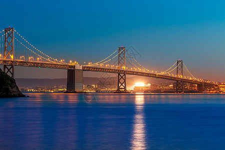 旧金山加州日落时的湾桥Bay Bridge假期摩天大楼天际城市蓝色反射景观建筑学市中心宝藏图片