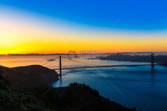 金门金门大桥 旧金山日出加利福尼亚建筑学橙子工程反射市中心蓝色电缆运输城市假期图片