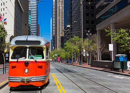 旧金山有线汽车在加州市场街的Tram有轨电车建筑运输市场建筑学旅行电车街道海洋电缆图片